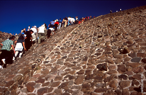 Aufstieg zur Sonnenpyramide